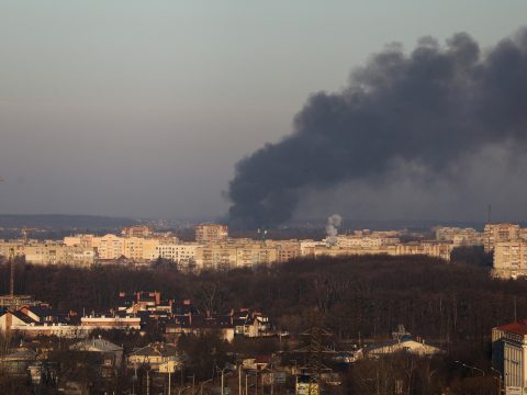 Erős robbanásokat jelentettek Lvivből
