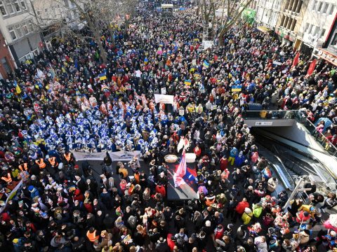Negyedmillióan tüntettek az ukrajnai orosz invázió ellen Kölnben