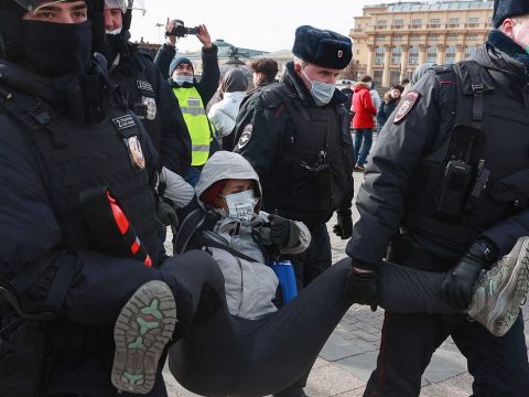 Háborúellenes tüntetések, előállítások orosz városokban