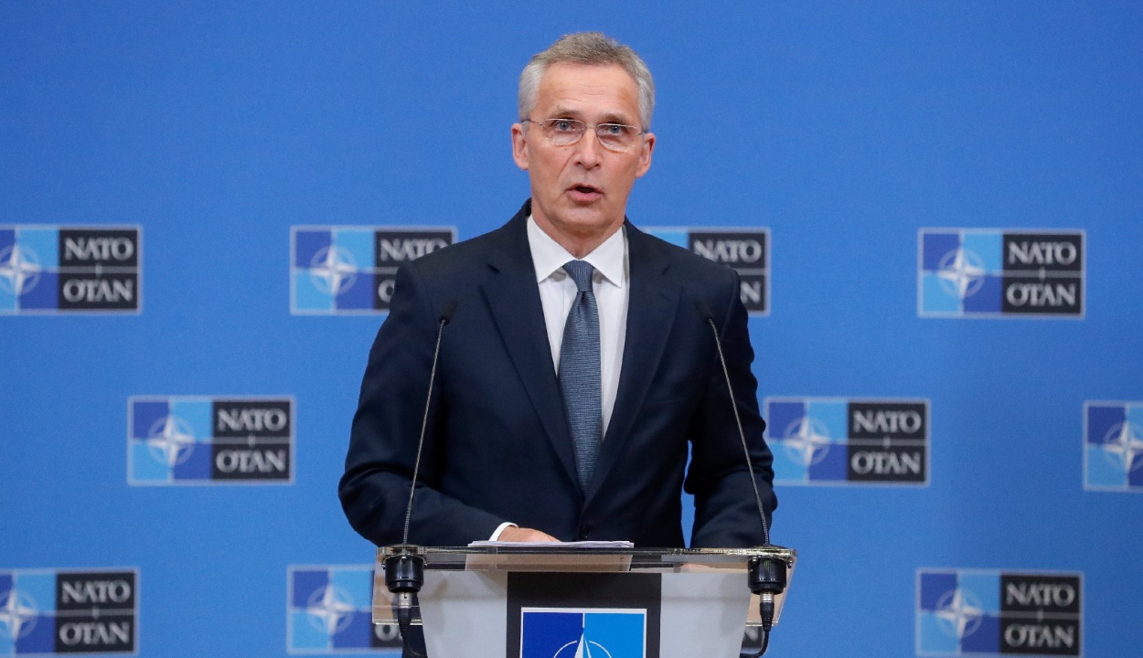 Stoltenberg: a NATO nem telepít csapatokat, légi eszközöket Ukrajnába