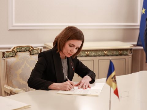 Maia Sandu moldáv államelnök aláírta az ország EU-csatlakozási kérelmét