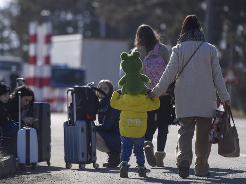 Ingyenes segélyvonalak indultak az ukrajnai menekültek számára