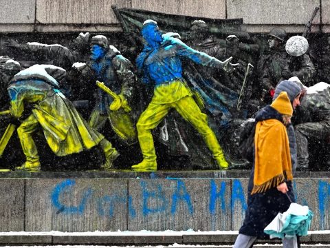 Közép- és Kelet-Európában sok helyütt megrongálják a szovjet háborús emlékműveket