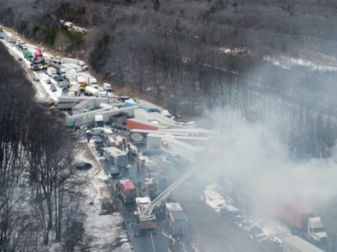 Több tucat autó ütközött egymásba egy amerikai autópályán, többen meghaltak