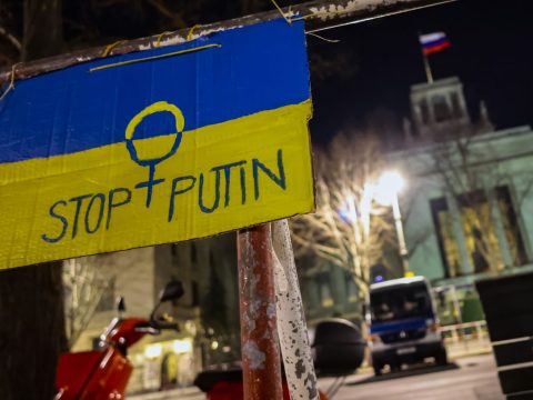 Ukrajnai menekültek is tüntettek vasármap este a bukaresti orosz nagykövetség előtt