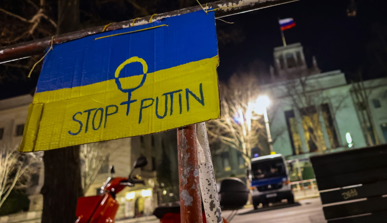 Ukrajnai menekültek is tüntettek vasármap este a bukaresti orosz nagykövetség előtt