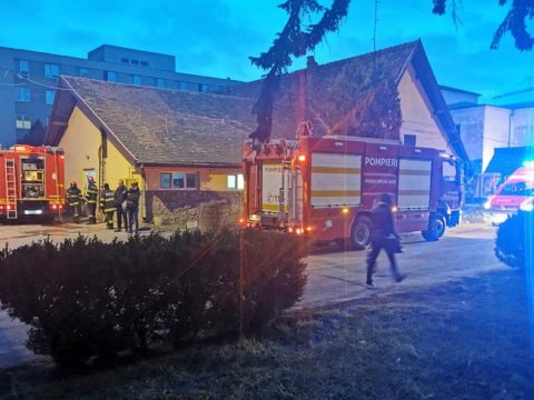 Tűz volt a sepsiszentgyörgyi kórháznál, leégett egy raktárépület