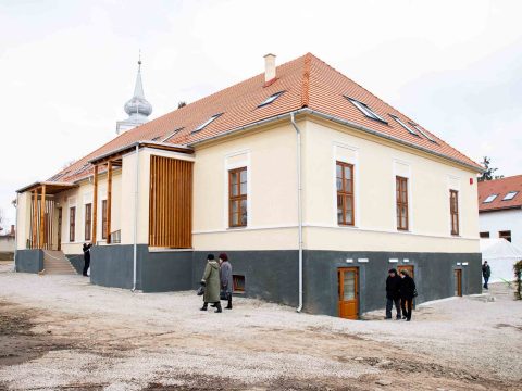 A magyar állam támogatásával felújított bölcsőde-óvodát avattak Uzonban