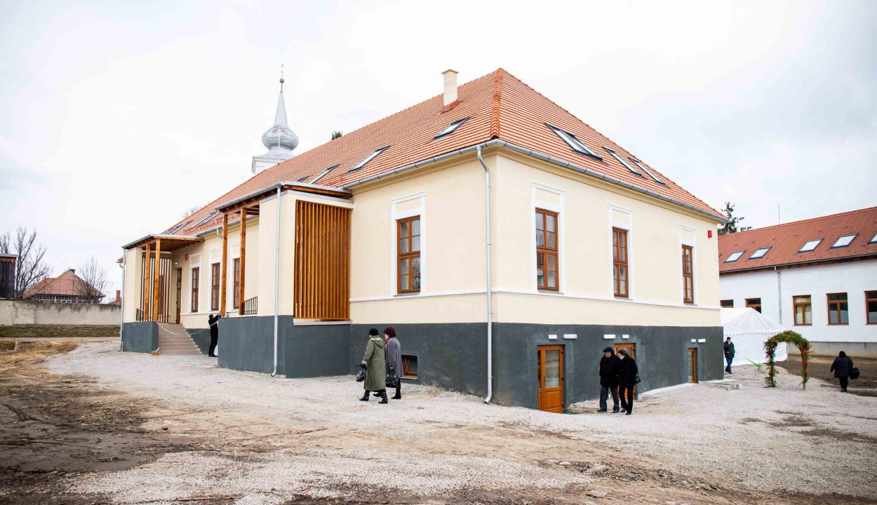 A magyar állam támogatásával felújított bölcsőde-óvodát avattak Uzonban
