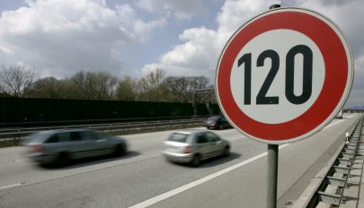 Mostantól 120 km/óra a megengedett maximális sebesség a gyorsforgalmi utakon