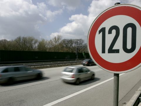 Mostantól 120 km/óra a megengedett maximális sebesség a gyorsforgalmi utakon