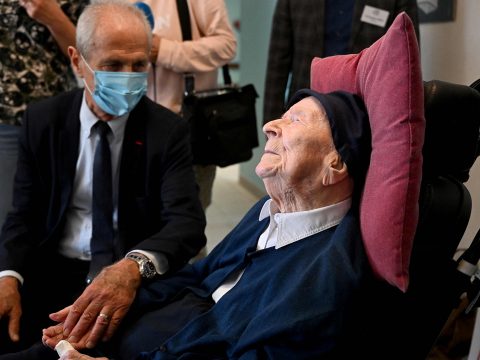 Egy csokirajongó francia apáca a világ legidősebb embere