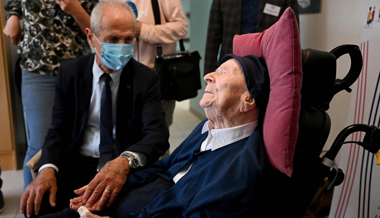 Egy csokirajongó francia apáca a világ legidősebb embere