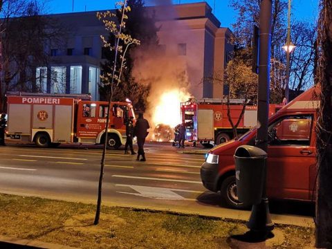 FRISSÍTVE: Egy autó ütközött a bukaresti orosz nagykövetség kerítésének