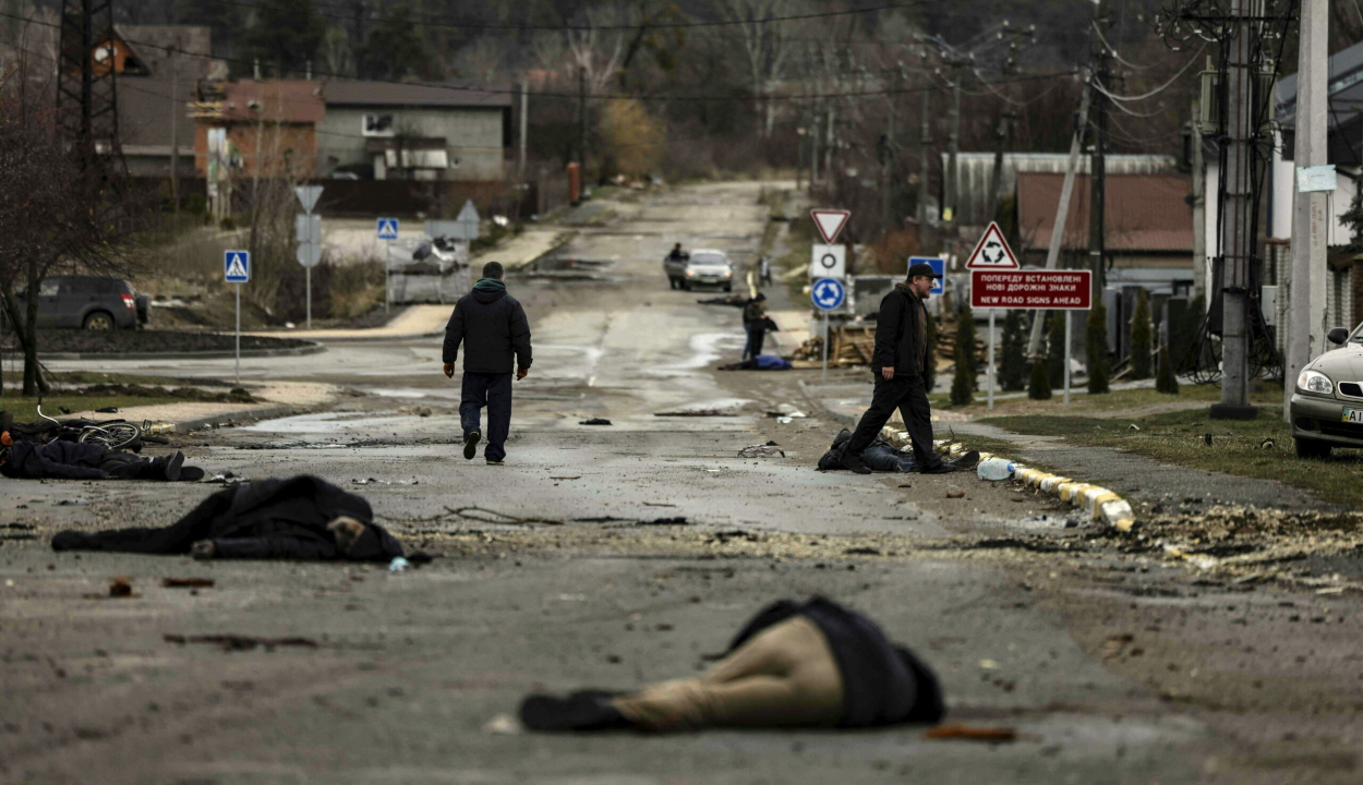Az ukrán vezetés szerint legalább 300 civilt mészároltak le a visszavonuló oroszok Bucsában