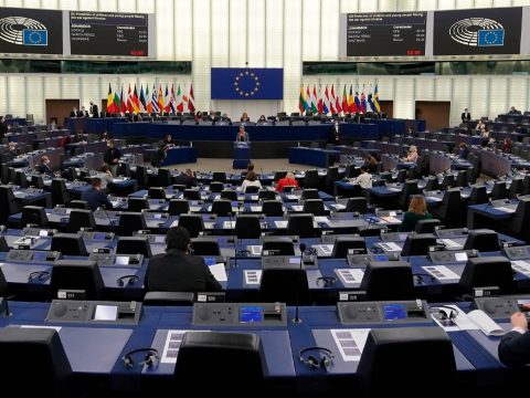 Az EP szerint az egyhangú döntésről minősített többséggel való döntéshozatalra kellene átállni