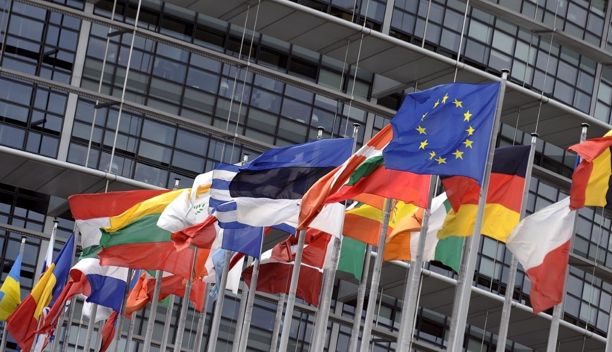 Az EU 500 millió eurós alapot javasol az uniós tagállamok fegyverkezésének támogatására