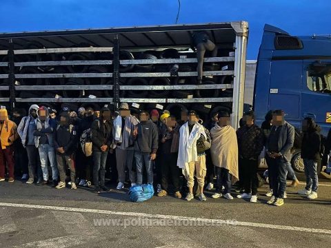 65 illegális bevándorlót tartóztattak fel Nagylaknál, akik két tehergépkocsi rakterében rejtőzködtek