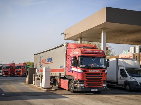Egy román férfi 262-szer tankolta tele a kamionját fizetés nélkül Belgiumban