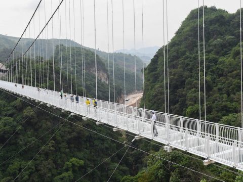 A világ leghosszabb üveghídját avatták fel Vietnamban