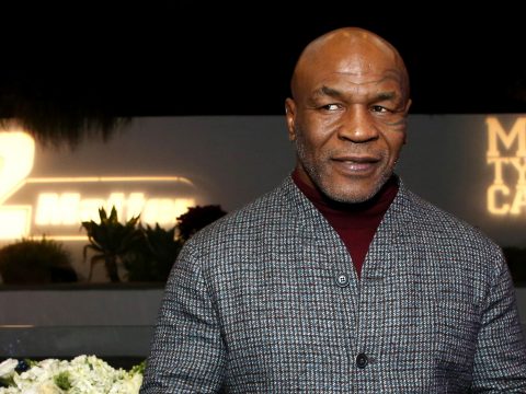 Mike Tyson ököllel ütött egy utast a repülőgépen