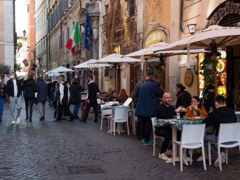 Megkezdik az oltás nélküli ötven év felettiek szankcionálását Olaszországban