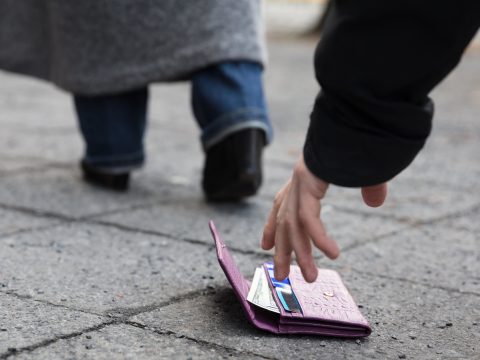 2500 eurót tartalmazó pénztárcát szolgáltatott vissza egy sepsiszentgyörgyi férfi