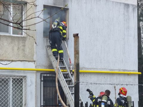 Robbanás történt egy konstancai tömbházban, két személy súlyosan megsérült