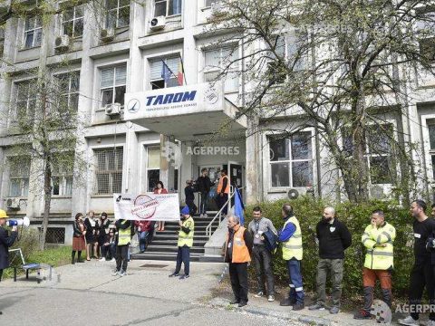 Magasabb bérekért tüntettek a Tarom légitársaság dolgozói