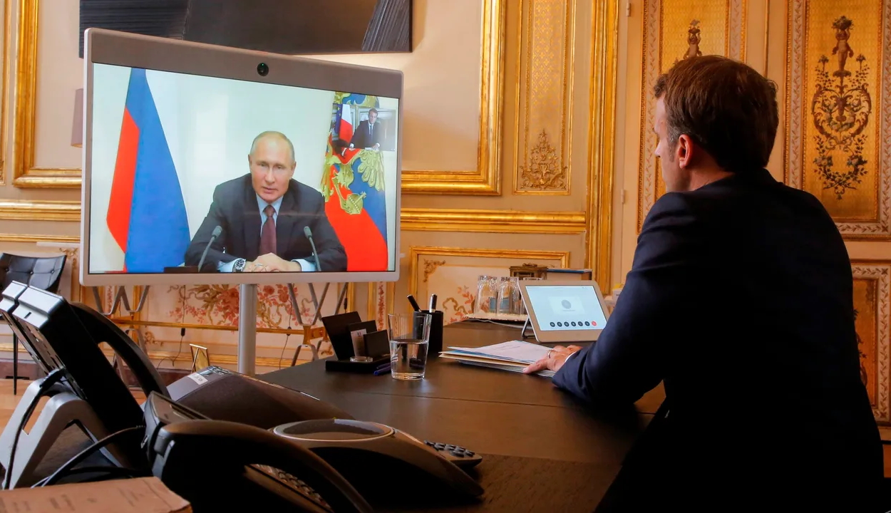 Putyin Macronnak: Moszkva kész tárgyalni Kijevvel