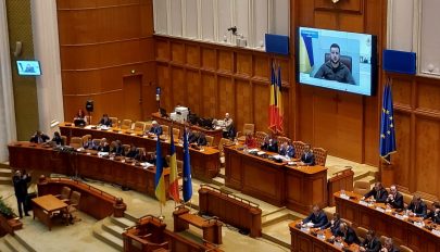Zelenszkij a román parlamenthez: közösen kell megállítanunk azokat, akik népirtást akarnak Európában