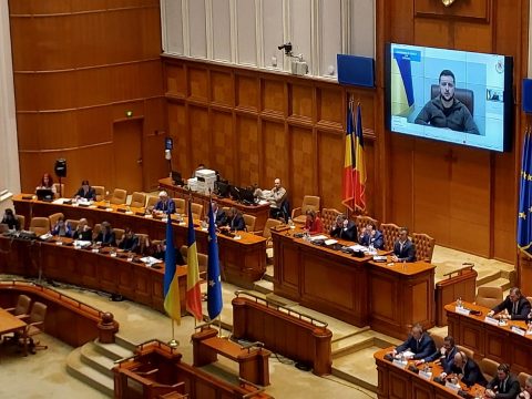 Zelenszkij a román parlamenthez: közösen kell megállítanunk azokat, akik népirtást akarnak Európában