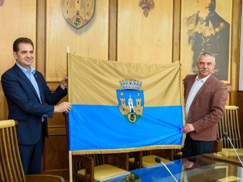 Érvénytelenítette a bíróság a Sepsiszentgyörgy zászlajáról szóló kormányhatározatot