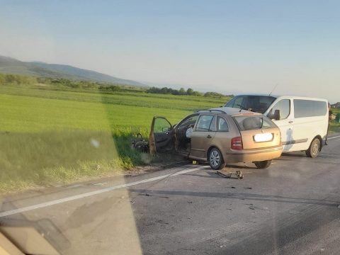 Út szélén álló kamionnak, majd furgonnak ütközött