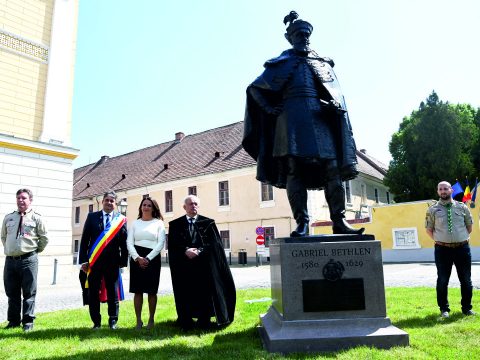 A magyar köztársasági elnök jelenlétében leplezték le Bethlen Gábor szobrát Gyulafehérváron