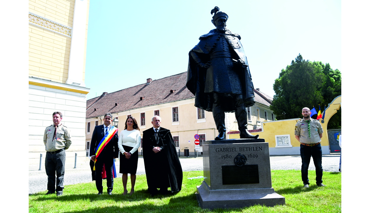 A magyar köztársasági elnök jelenlétében leplezték le Bethlen Gábor szobrát Gyulafehérváron