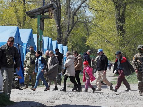 Ukrán ellenőrzésű területre evakuáltak mintegy száz mariupoli civilt