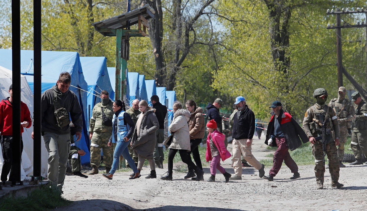 Ukrán ellenőrzésű területre evakuáltak mintegy száz mariupoli civilt