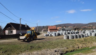 Haladnak a csatornázással