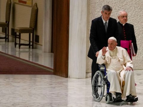 Ferenc pápa kerekesszéket használt egy vatikáni találkozón