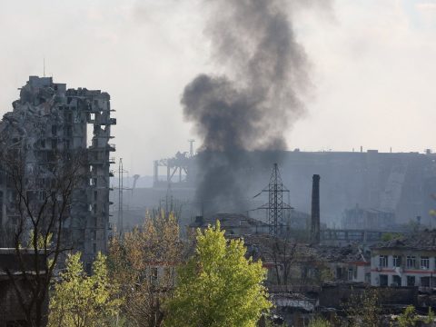 Folytatják az Azovsztalban rekedt civilek kimenekítését az ukrán hatóságok