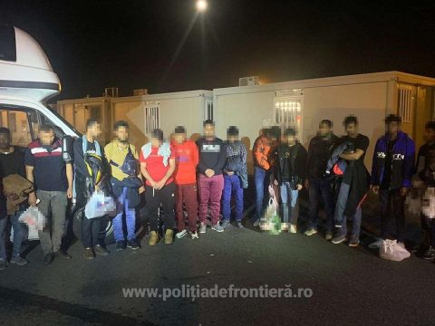 Kamionok rakterében rejtőzködő illegális bevándorlókat tartóztattak fel a nagylaki határőrök