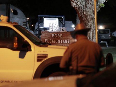 Legalább 18 diák és egy tanár meghalt egy iskolai lövöldözés során Texasban