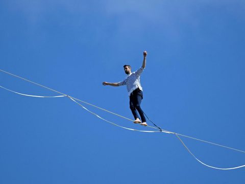 Több mint két kilométert tett meg egy száz méter magasan kifeszített kötélen egy francia artista