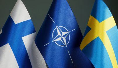 Kihirdette az államfő a Finnország és Svédország NATO-csatlakozási jegyzőkönyvét ratifikáló törvényt