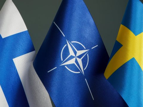 Kihirdette az államfő a Finnország és Svédország NATO-csatlakozási jegyzőkönyvét ratifikáló törvényt