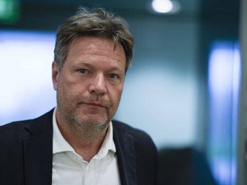 Német alkancellár: Magyarország nélkül is lehet olajembargó