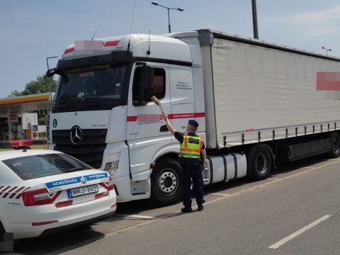 Több mint négymillió forintra büntettek egy romániai kamionost Magyarországon