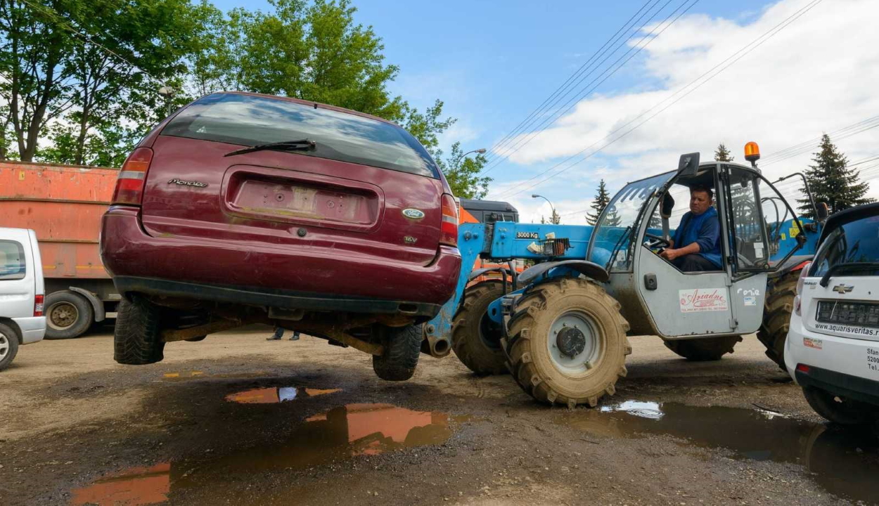 Augusztustól 3000 lejt kaphat, aki leadja 15 évnél idősebb autóját