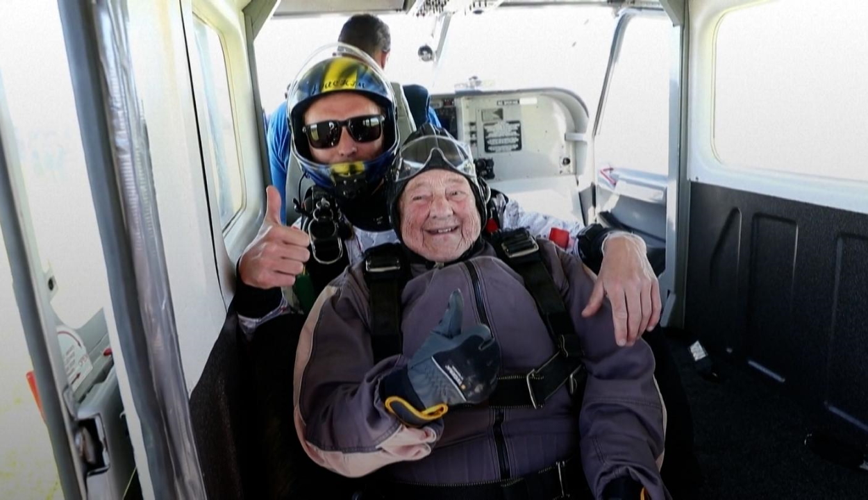 Világrekordot döntött ejtőernyős ugrásával egy 103 éves svéd nő